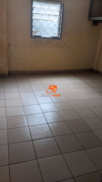 vaste appartement à louer à ngousso