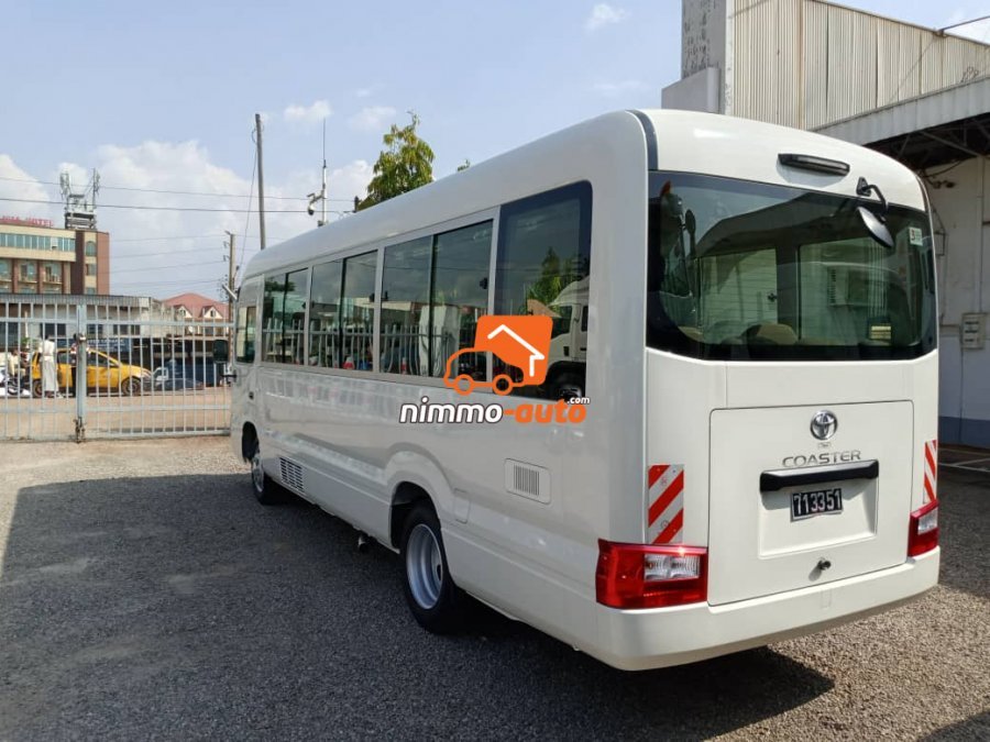 Bus de marque Toyota caster de 35 places à louer pour vos déplacements dans la ville et hors de la ville de Yaoundé