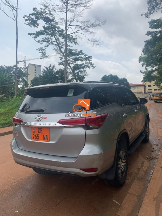 Magnifique Toyota Fortuner en excellent état à louer dans la ville de Yaoundé et hors