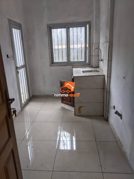 vaste studio à louer à bastos