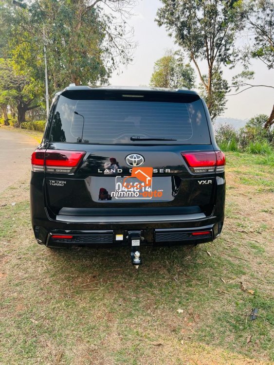 Toyota Landcruiser nouvelle génération à louer pour vos séjours en ville et hors ville avec chauffeur