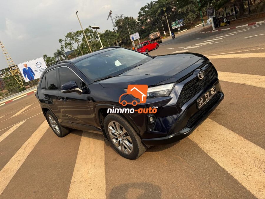 Véhicule Toyota Rav 4 nouveau modèle à louer avec chauffeur en ville ou hors ville pour tous vos déplacements