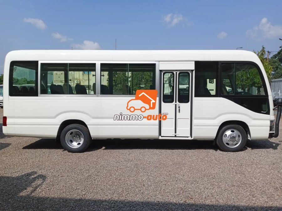 Bus de marque Toyota caster de 35 places à louer pour vos déplacements dans la ville et hors de la ville de Yaoundé