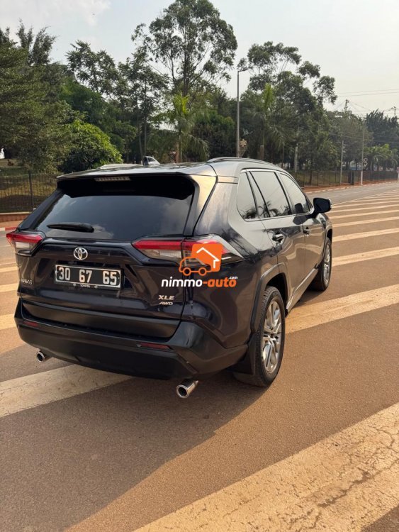 Véhicule Toyota Rav 4 nouveau modèle à louer avec chauffeur en ville ou hors ville pour tous vos déplacements