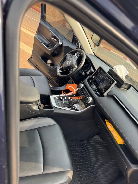 Véhicule Toyota Rav 4 nouveau modèle à louer avec chauffeur en ville ou hors ville pour tous vos déplacements