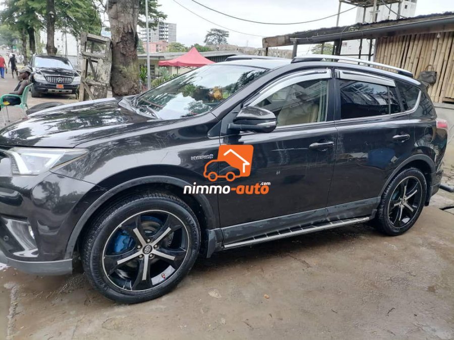 Toyota Rav 4 2018 à louer avec chauffeur dans la ville de Douala