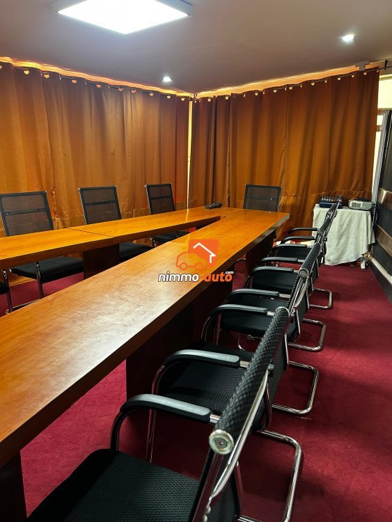 Grande salle de conférence avec capacités de 8 places,15 places,25 places,35 places,45 places et 100 places de 75.000 a 250.000