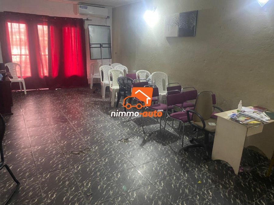 Salle / Bureau  á louer en plein Akwa dans une rue très commerciale et très frequentée