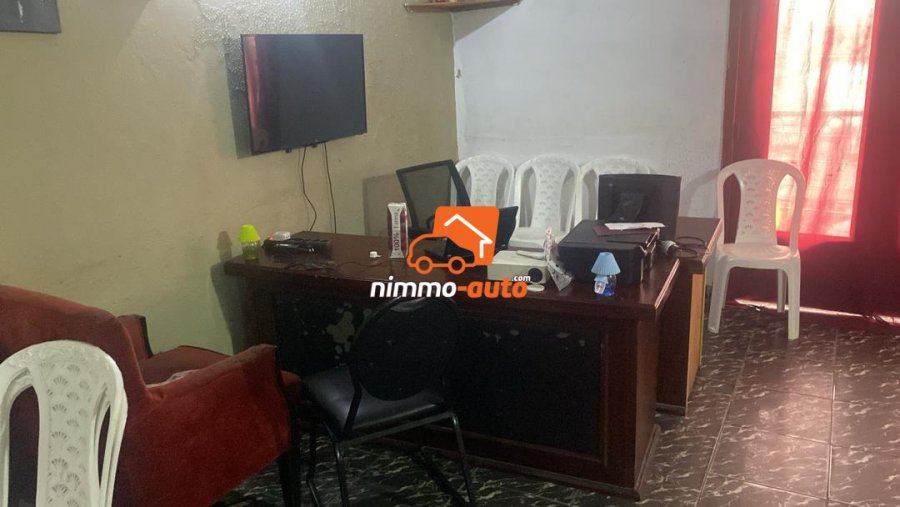 Salle / Bureau  á louer en plein Akwa dans une rue très commerciale et très frequentée
