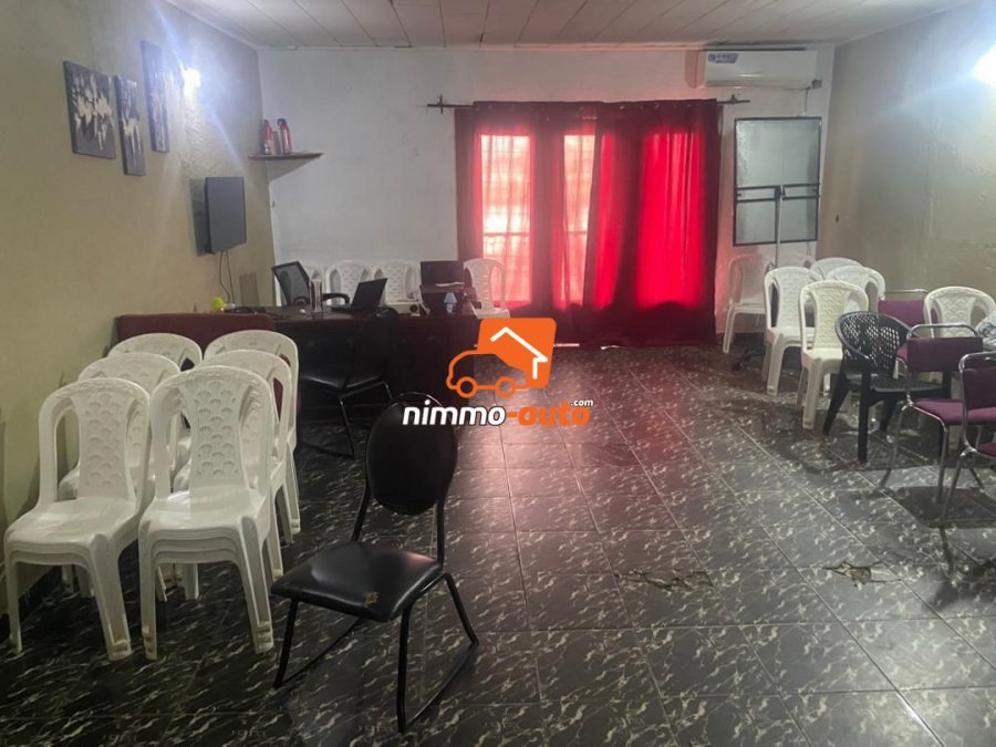 Salle / Bureau  á louer en plein Akwa dans une rue très commerciale et très frequentée