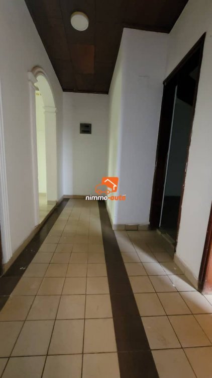 Appartement moderne staffé situé à biyem assi