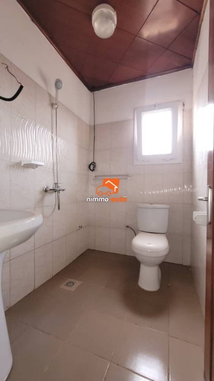 Appartement moderne staffé situé à biyem assi