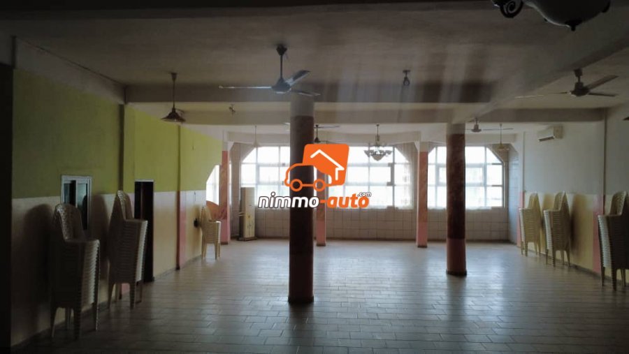 Grande salle de fêtes avec capacité à recevoir 200 a 250 invités au cœur de la ville et en bordure de route