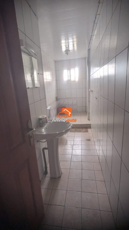 Vaste appartement meublé à louer à Akwa