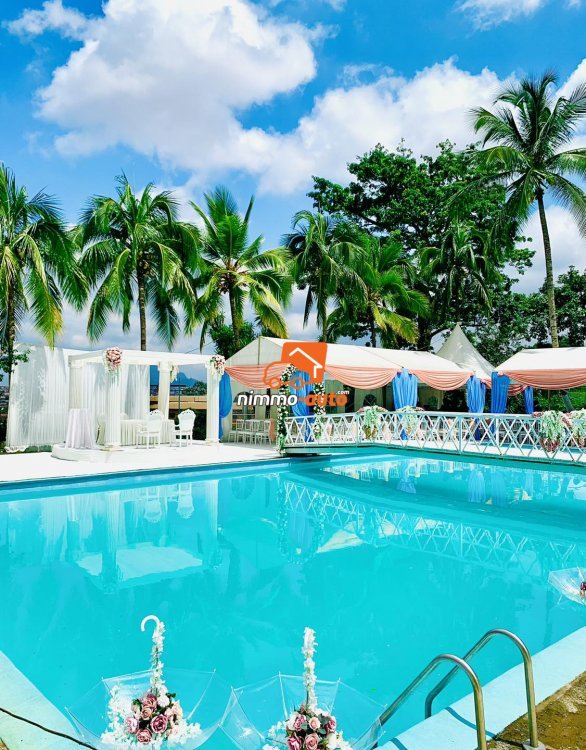 Salle de fête en bordure de piscine à louer à Efoulan