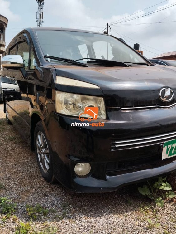 Mini van Toyota voxy 8places à louer