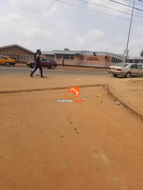 Terrain commercial à vendre à Yaoundé au lieu-dit Melen Polytechnique