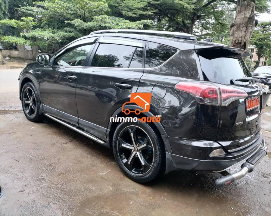 Toyota Rav 4 2018 à louer avec chauffeur dans la ville de Douala