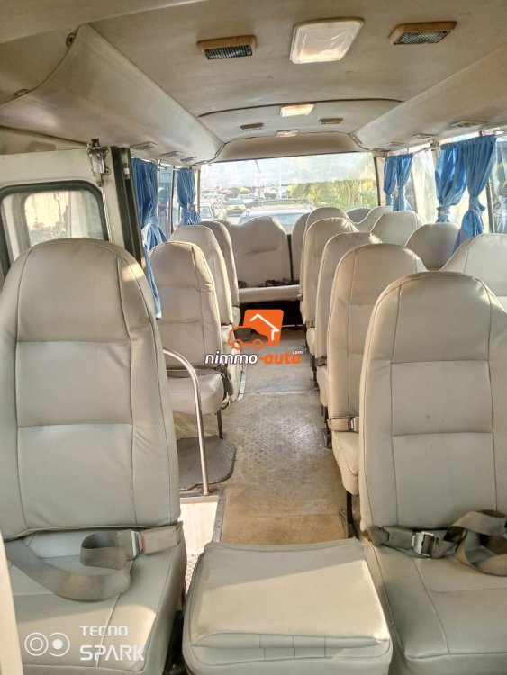 Bus de marque Toyota Coaster de 30 places disponible pour tous vos déplacement intra et inter urbains au Cameroun