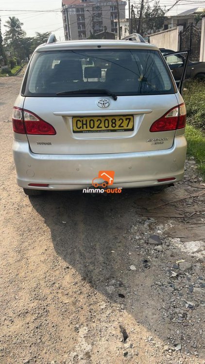 Toyota Avensis Verso 7 places à louer dans la ville de Douala