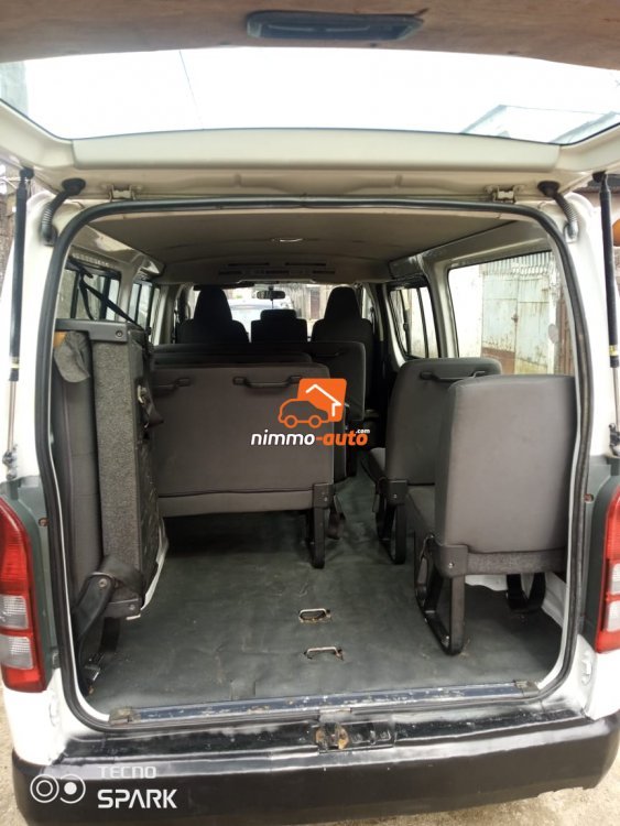 Toyota Hiace de 15 places à louer à Douala