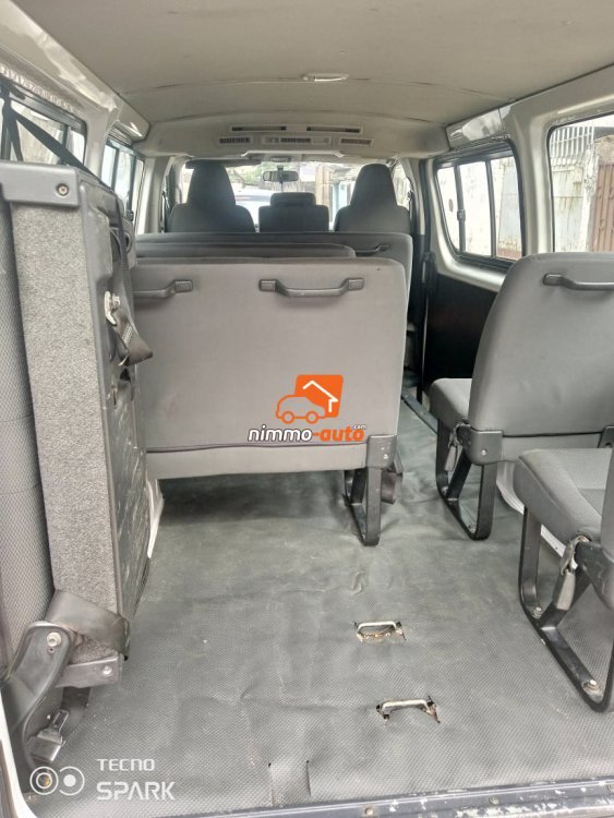 Toyota Hiace de 15 places à louer à Douala