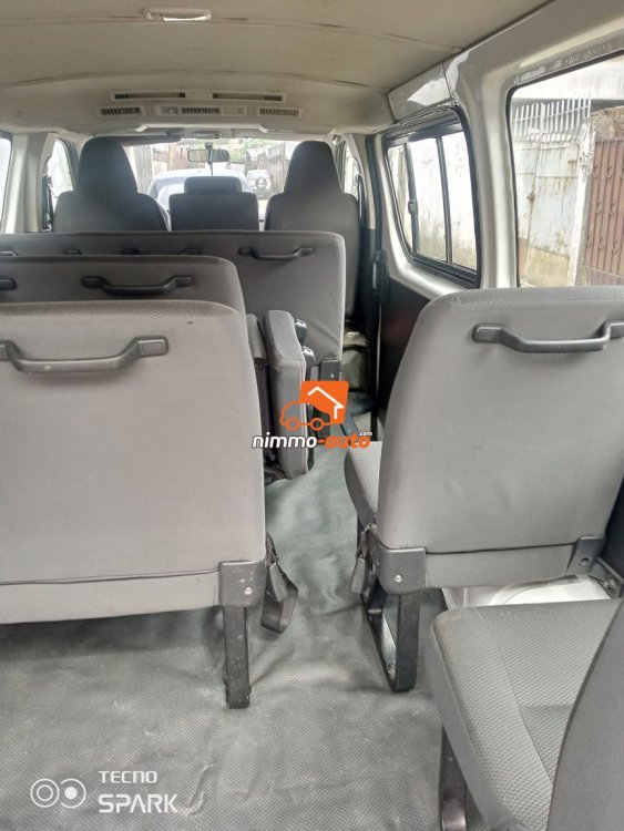 Toyota Hiace de 15 places à louer à Douala