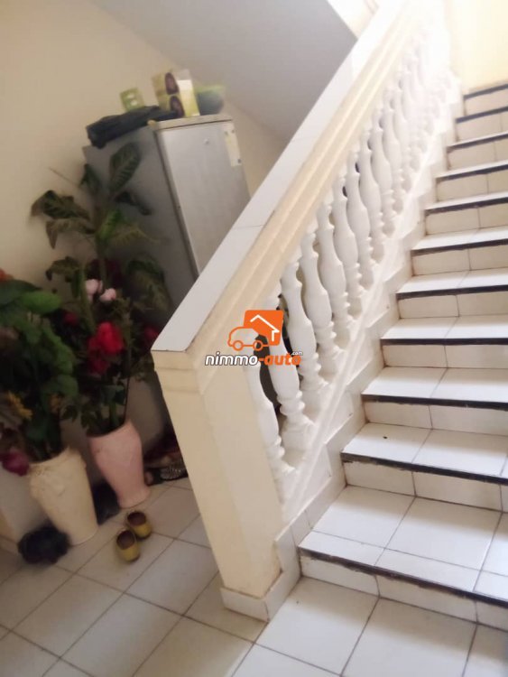 magnifique immeuble à vendre au quatier biyem-assi