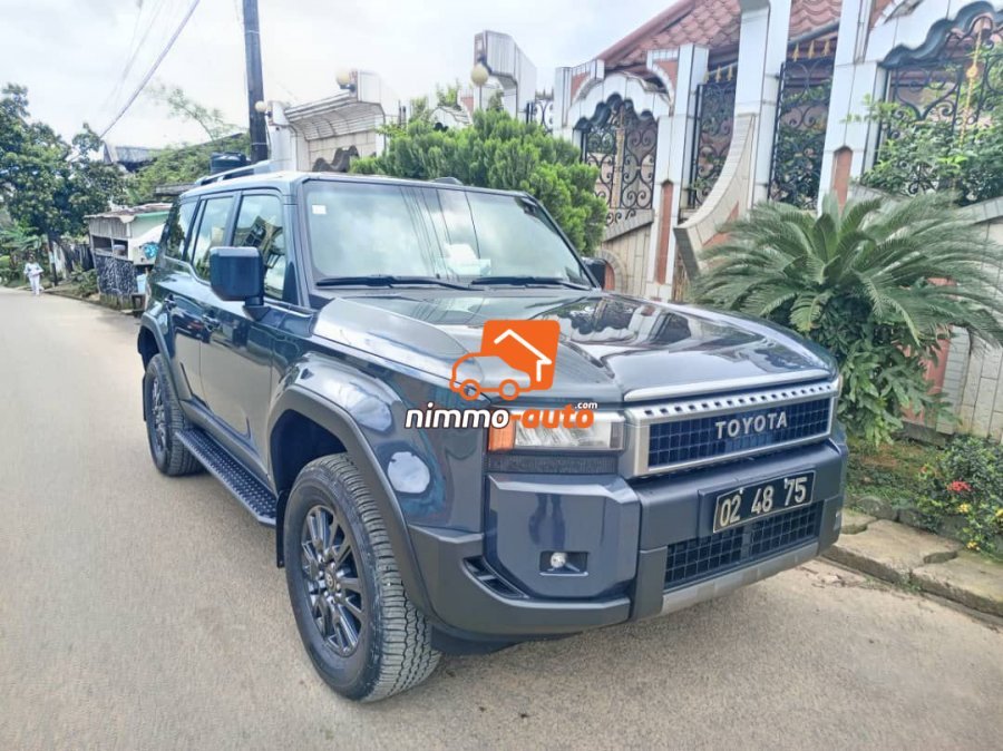 Toyota prado 2025 à louer avec chauffeur dans la ville de Douala
