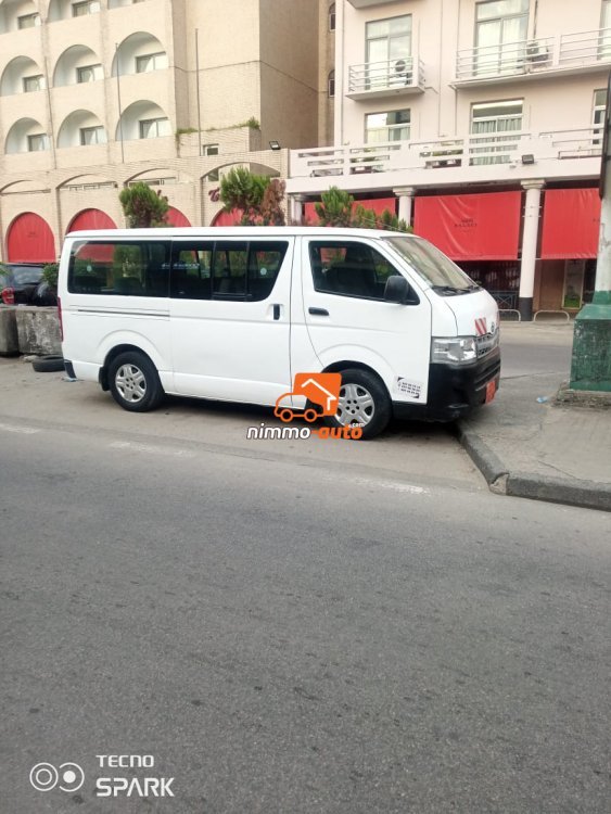 Toyota Hiace de 15 places à louer à Douala