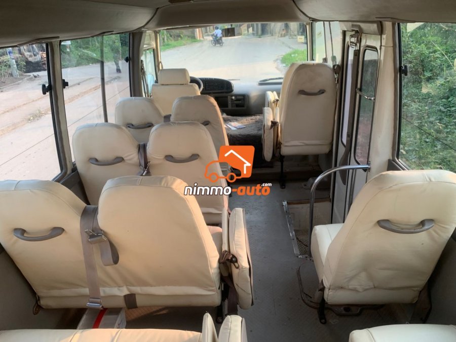 Bus de marque Toyota Coaster de 30 places disponible pour tous vos déplacement intra et inter urbains au Cameroun