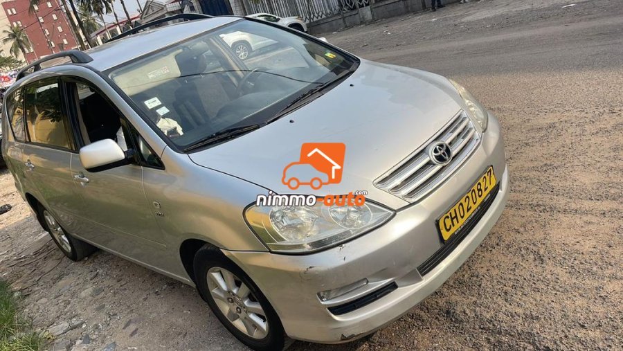 Toyota Avensis Verso 7 places à louer dans la ville de Douala