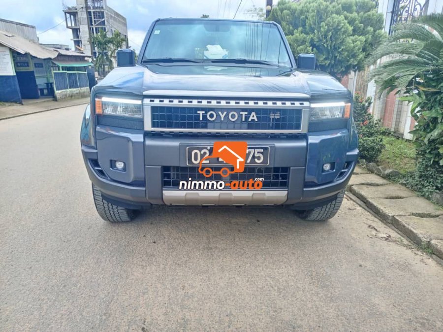 Toyota prado 2025 à louer avec chauffeur dans la ville de Douala