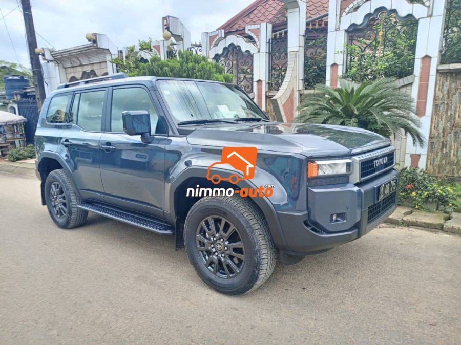 Toyota prado 2025 à louer avec chauffeur dans la ville de Douala
