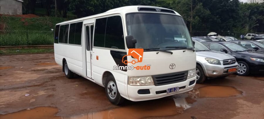 Coaster minibus visible à Yaoundé