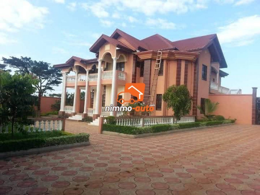 Château Chic avec Dépendance à vendre à Nkolfoulou