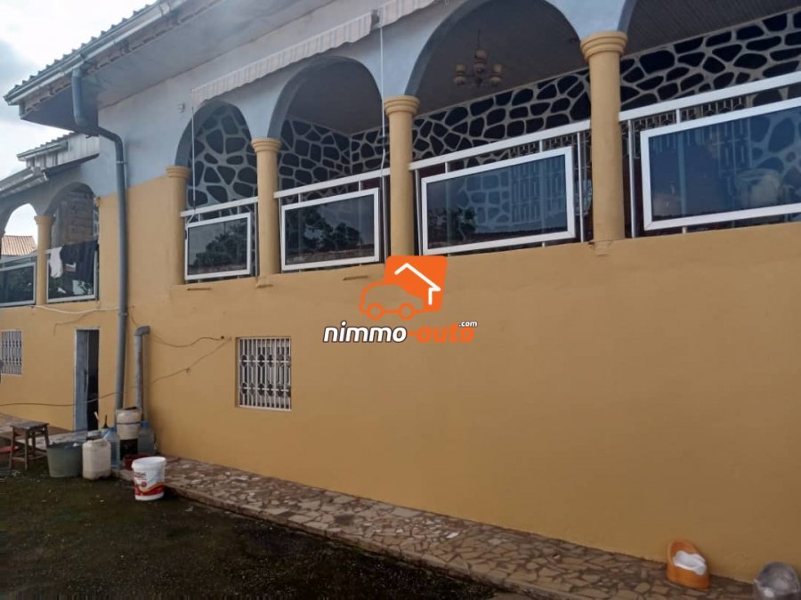 Très grande villa à louer à Nkolfoulou