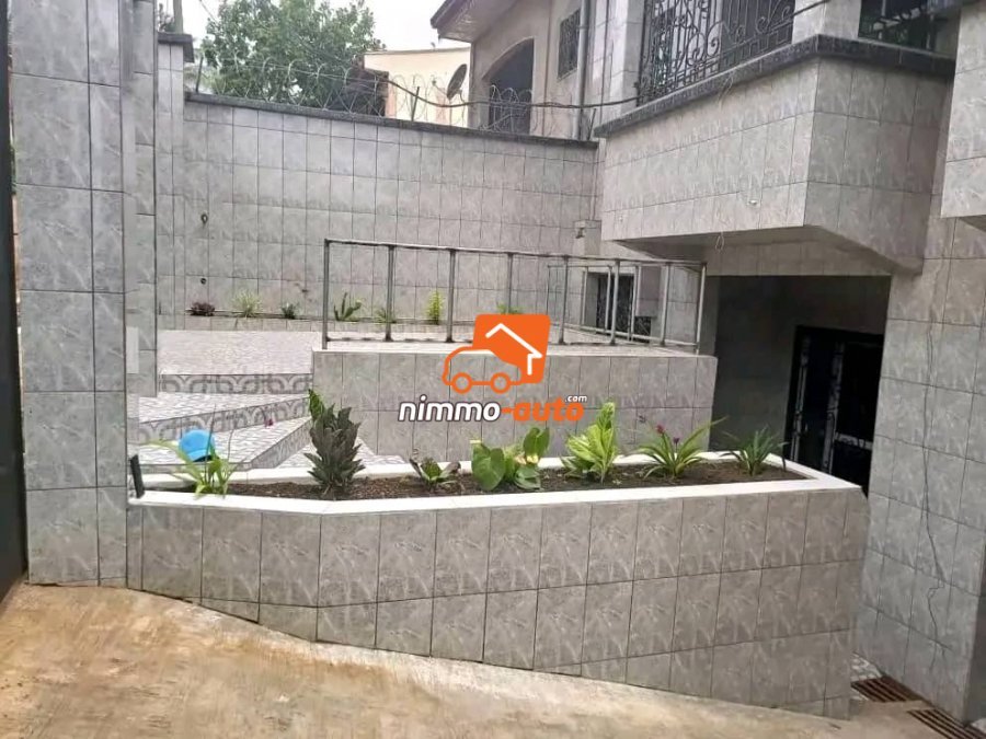 Villa très haut standing à louer à Biyemassi carrefour
