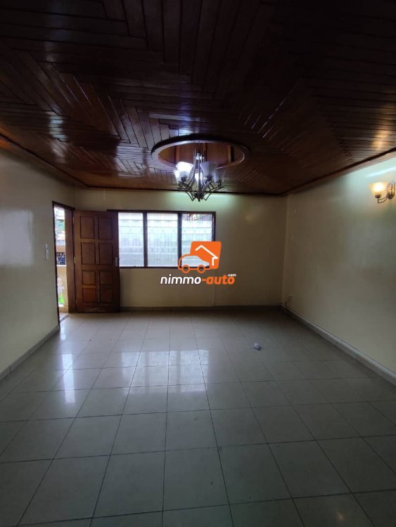 Appartement moderne bien propre à louer à Biyemassi lycée bordure de route