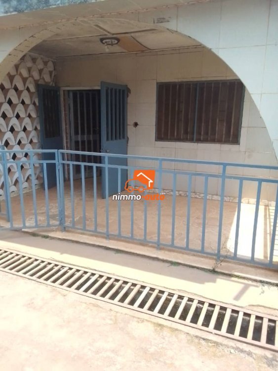 Grande villa à louer à Essomba