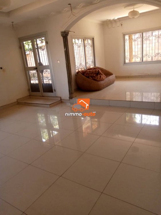 Grande villa nouvellement construite à louer à Oyomabang