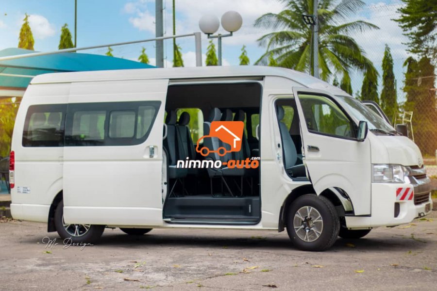 Hiace climatisée très propre à louer à Douala