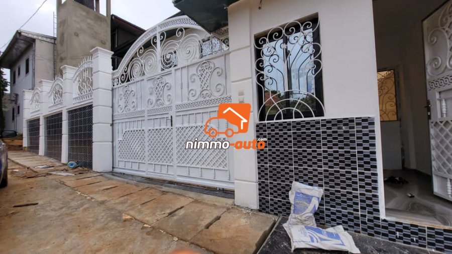 Somptueux duplex nouvellement construit à louer à Simbock/Mbalgong