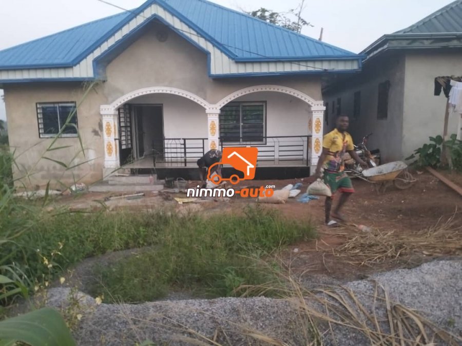 Une villa de 3 chambres + 2 Douches nouvellement construite au quartier EKOKO I