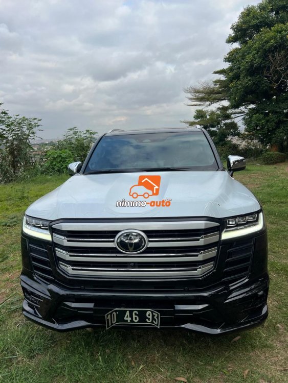 Toyota Landcruiser  à votre disposition au prix de 200000/jour