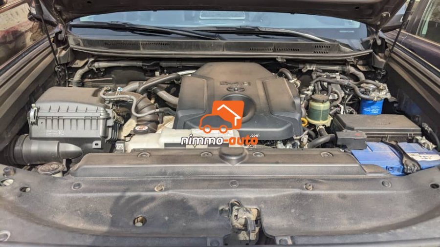 Magnifique Toyota Prado de couleur noire à louer