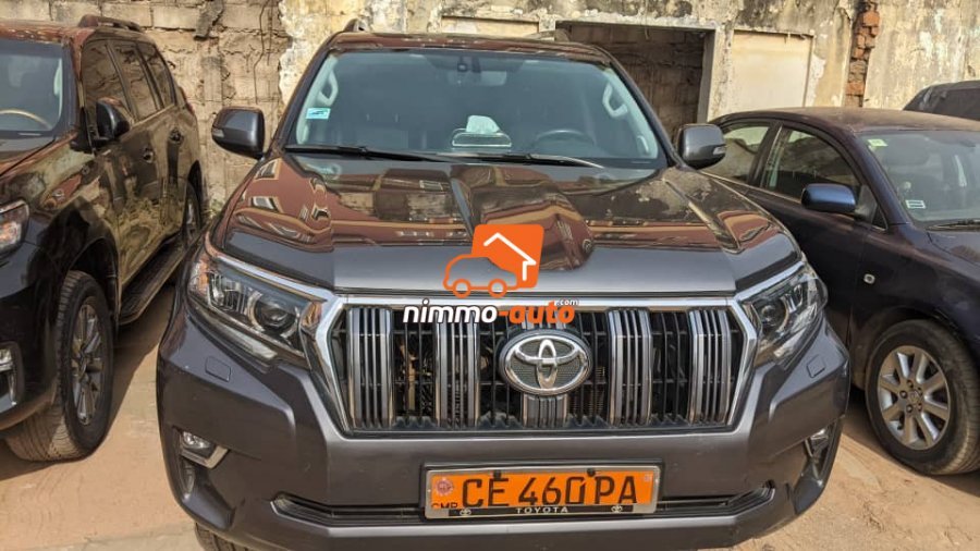 Magnifique Toyota Prado de couleur noire à louer