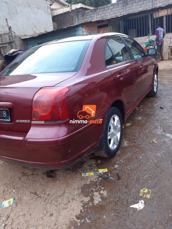 Toyota Avensis à louer avec chauffeur ou sans dans la ville de Yaoundé et en dehors