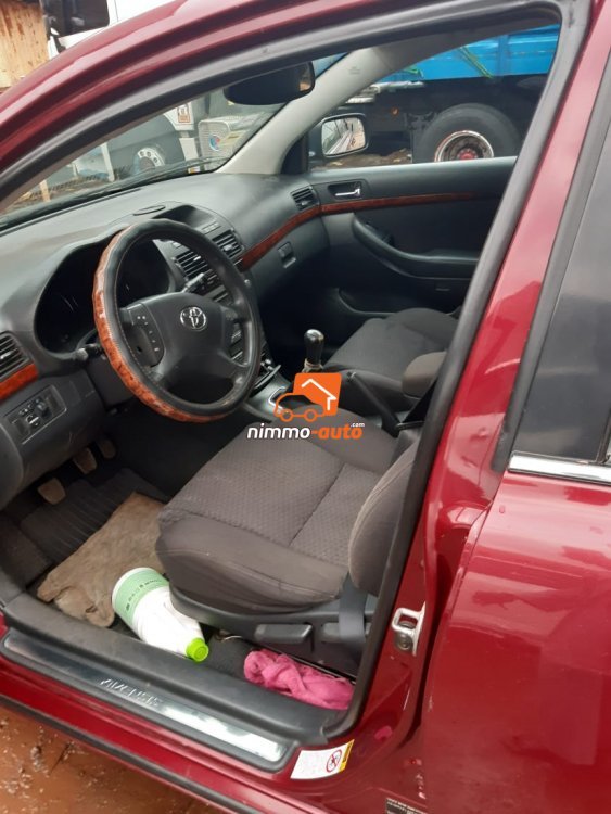 Toyota Avensis à louer avec chauffeur ou sans dans la ville de Yaoundé et en dehors