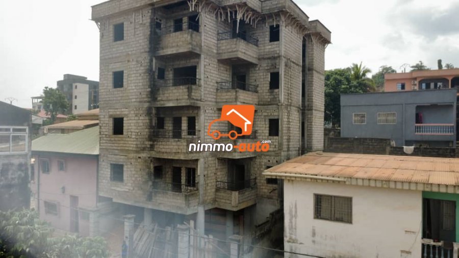 Très bel immeuble à vendre à biyemassi